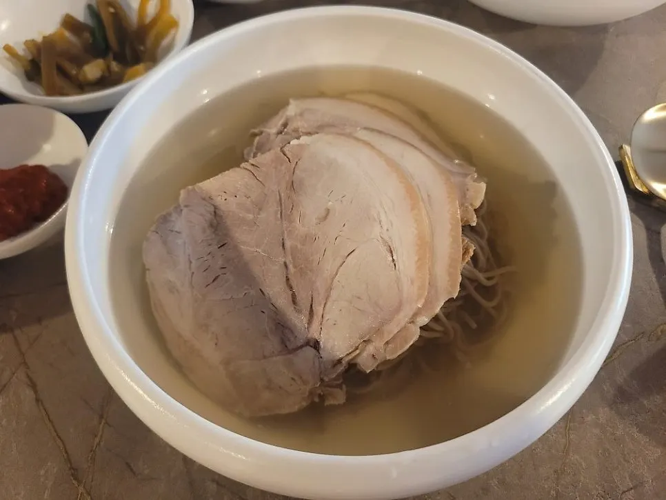 맑은 육수에 담긴 안옥 평양냉면