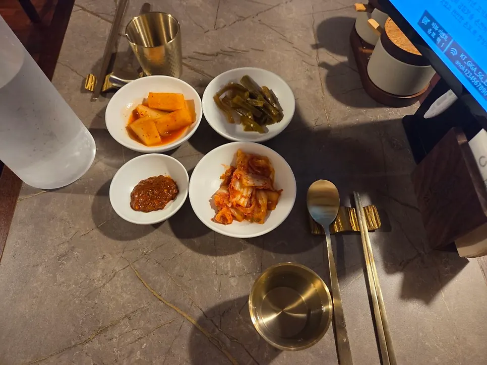 Anok menu listing gomtang and Pyongyang naengmyeon