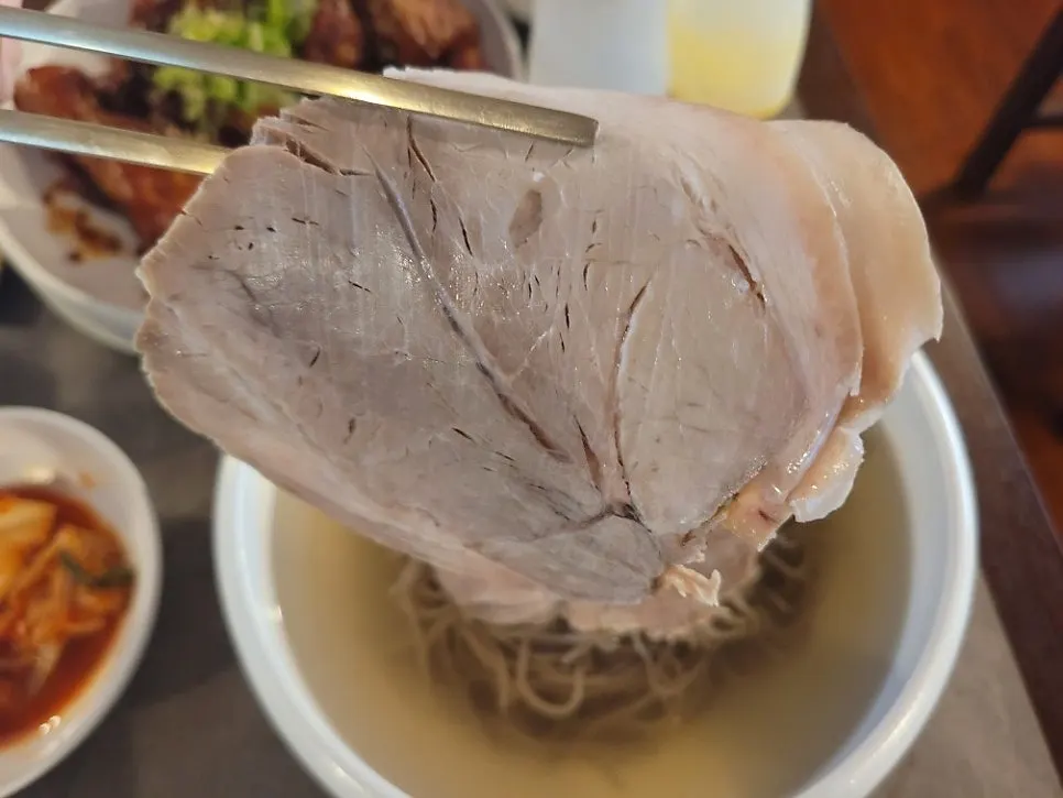 두툼한 돼지고기 고명이 올라간 평양냉면