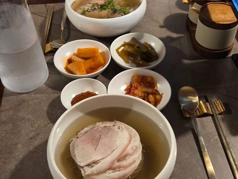 Basic side dishes: kimchi, kkakdugi, and gungchae namul