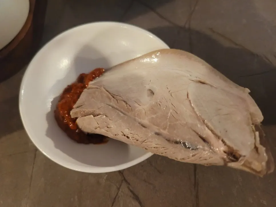 넓은 그릇에 담긴 안옥 평양냉면 클로즈업