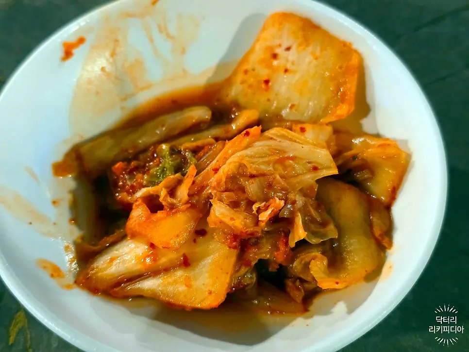 안옥 반찬 김치 한 접시