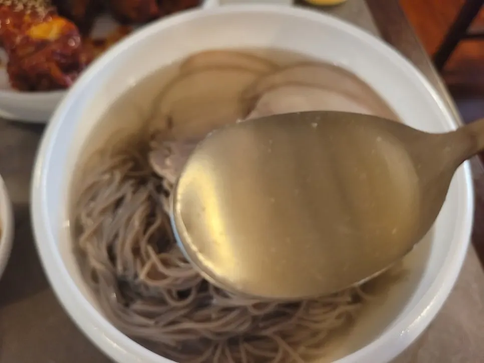 김치를 곁들여 먹는 안옥 평양냉면