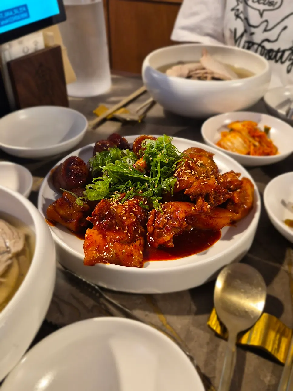 안옥 돼지꼬리찜 한 접시