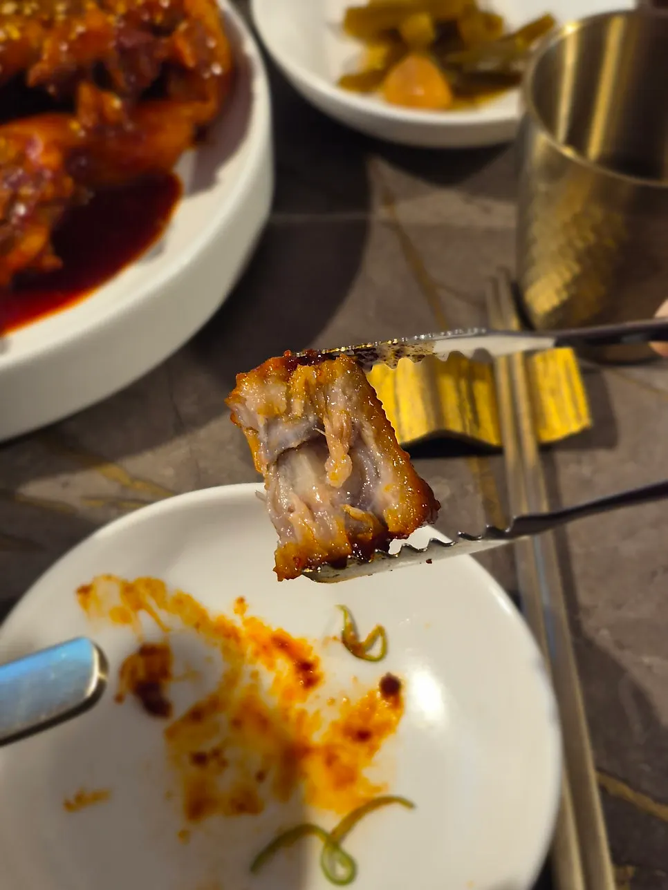푹 익힌 돼지꼬리찜 살코기