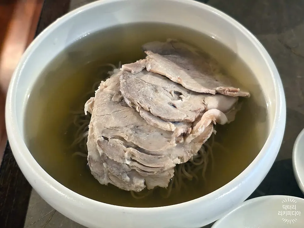 돼지고기 고명이 가득한 안옥 평양냉면