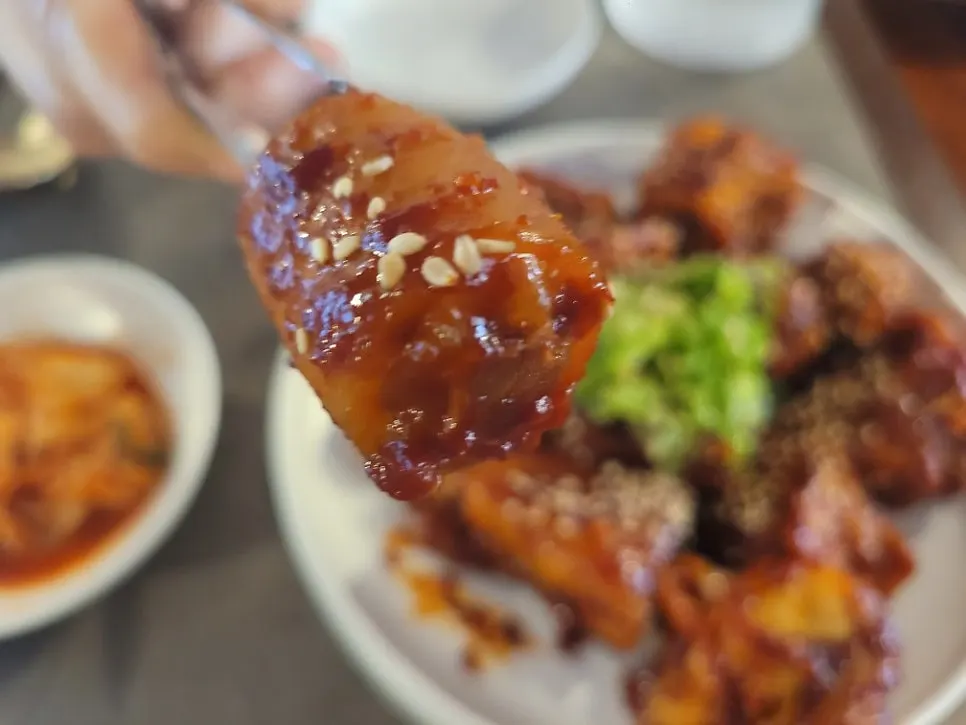 살과 껍질, 연골이 함께 있는 돼지꼬리찜 한 점