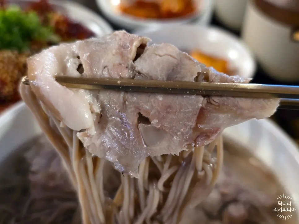 평양냉면 면과 고기를 싸서 먹는 모습