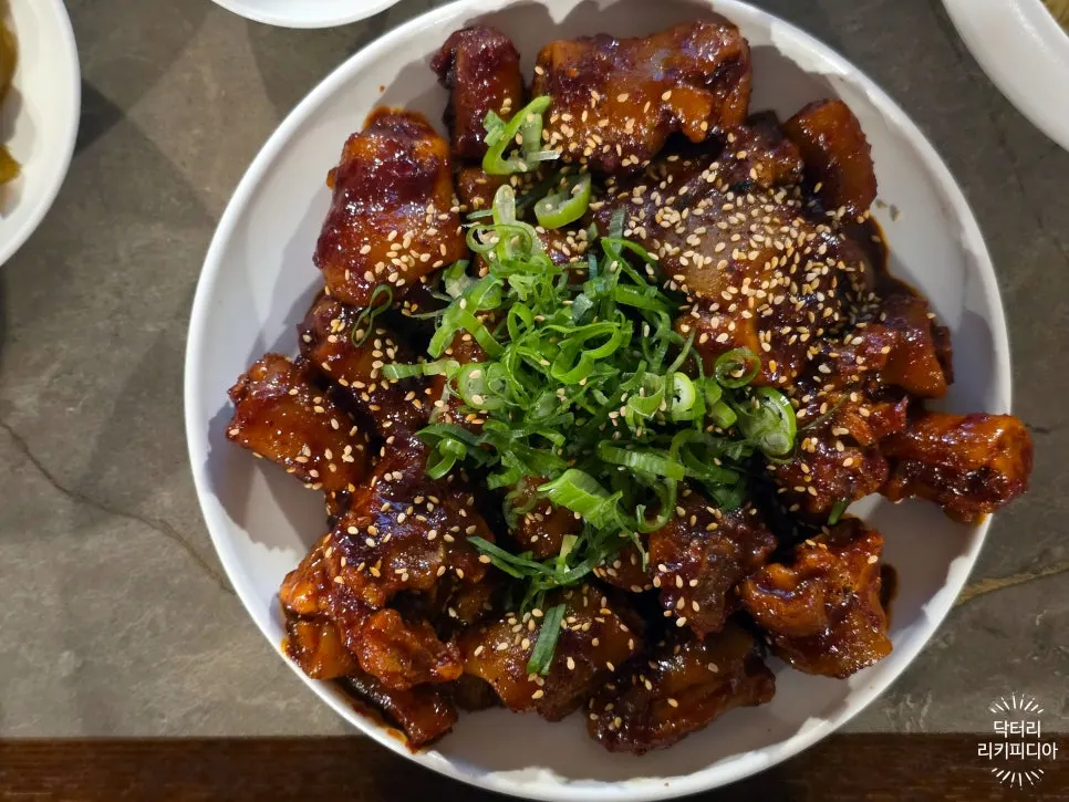 매콤한 양념의 안옥 돼지꼬리찜 한 접시