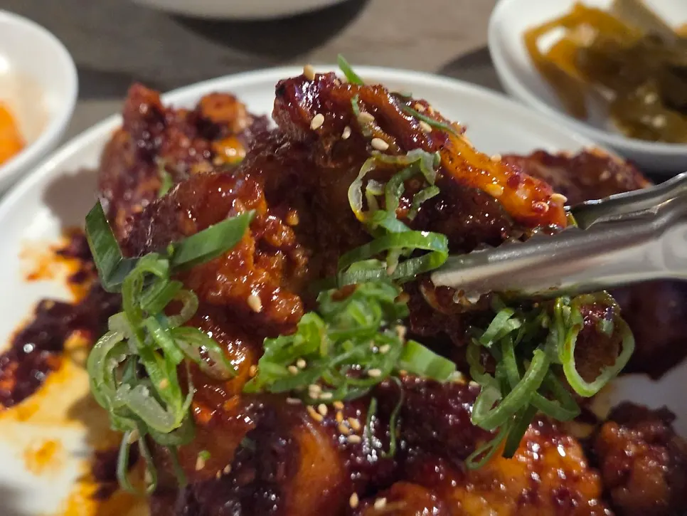 Glossy sauce-coated pork tail jjim