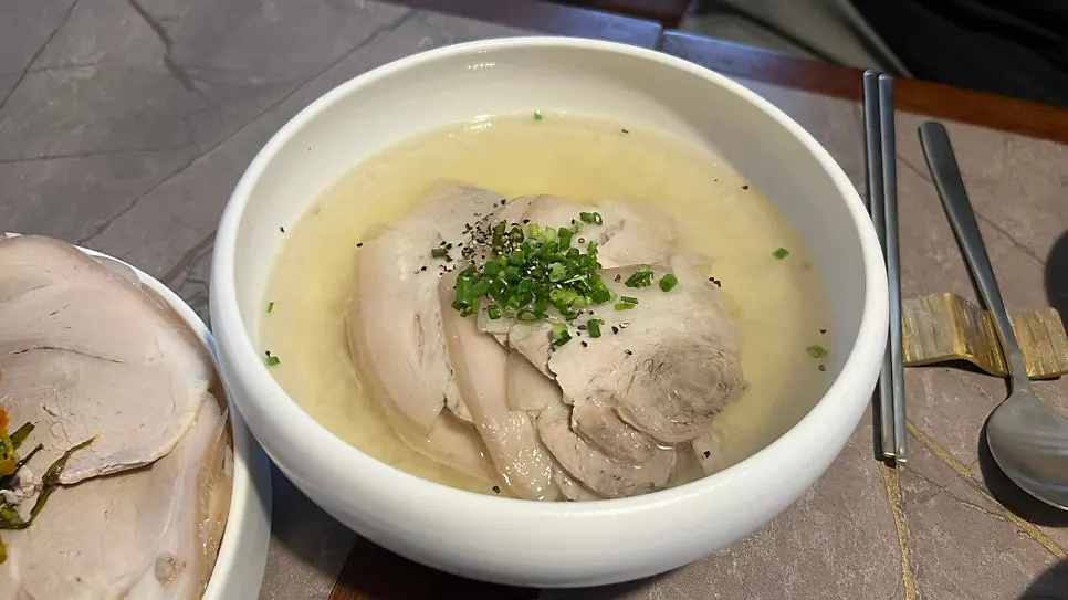 Gomtang and naengmyeon served together at once