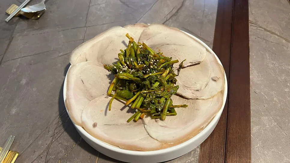 Anok's three-dish table setting