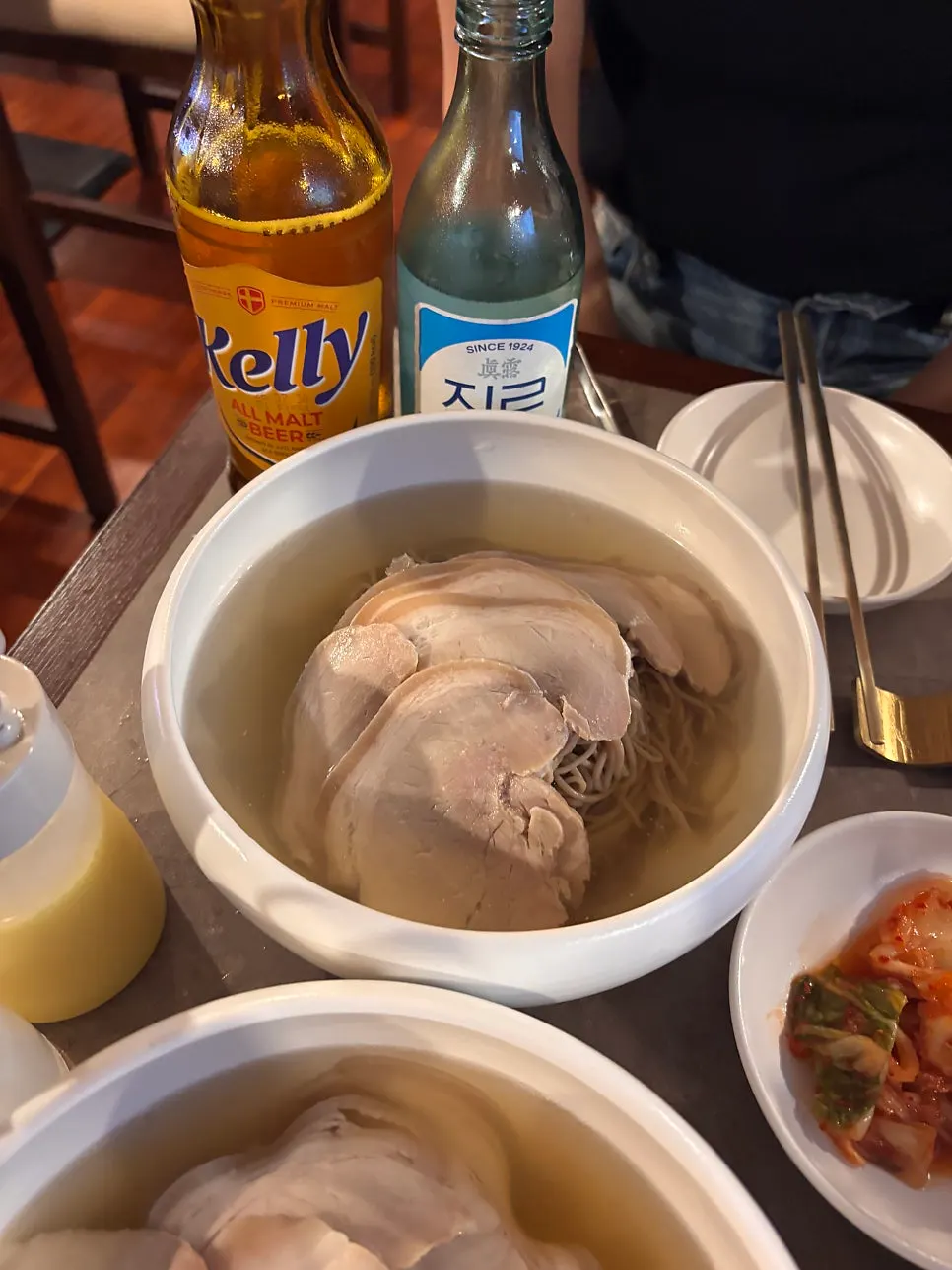 고기가 푸짐하게 담긴 안옥 맑은 곰탕