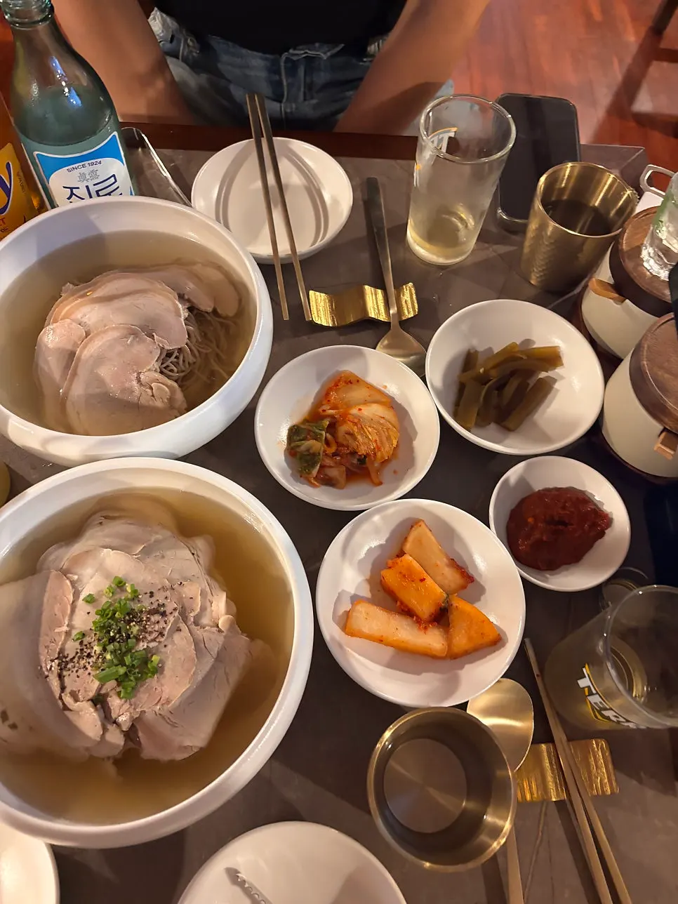 부드러운 고기가 들어간 곰탕 클로즈업