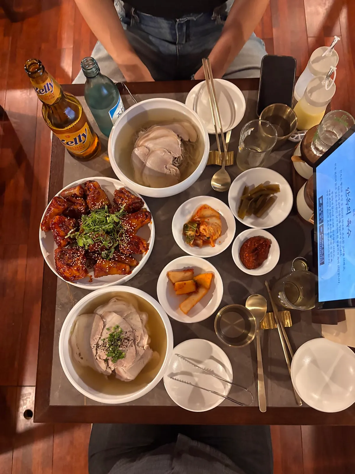 淋上醬料的安屋豬尾燉菜一盤
