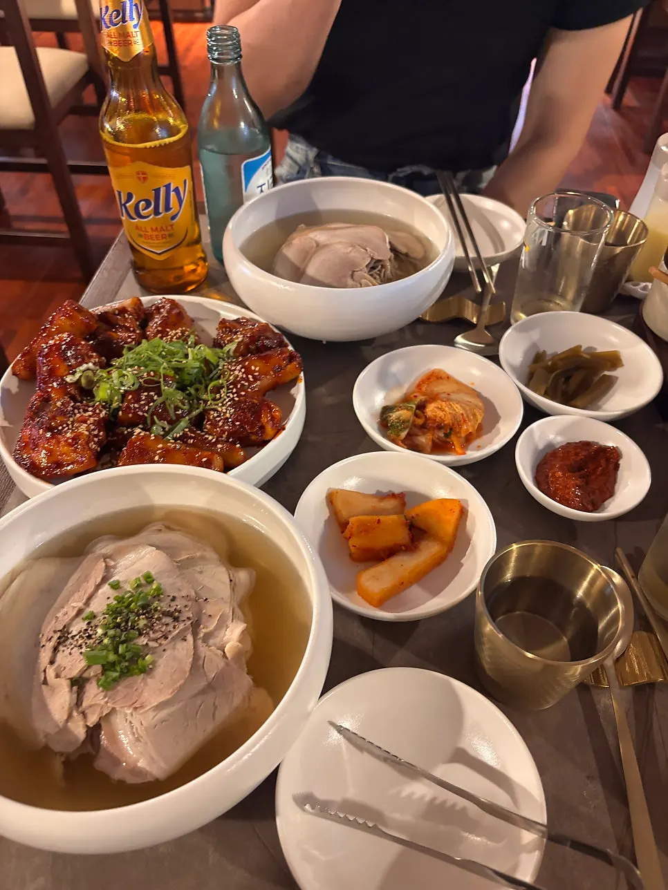 곰탕과 돼지꼬리찜이 함께 차려진 한 상