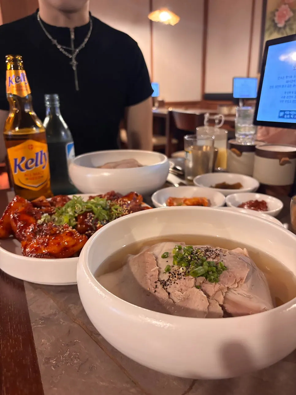 맥주와 소주를 곁들인 안옥 식사 한 상