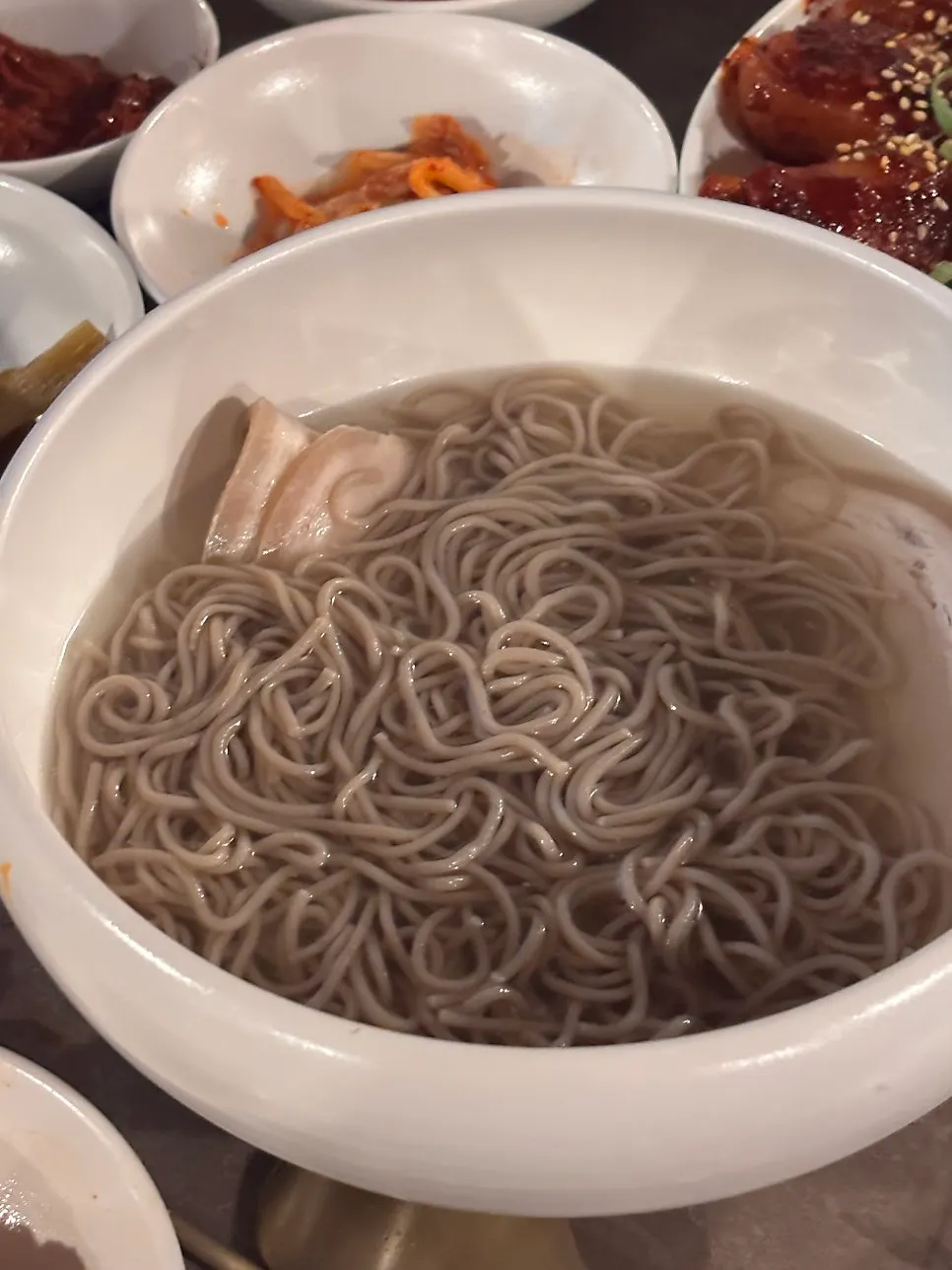 젓가락으로 집어 든 돼지꼬리찜 고기