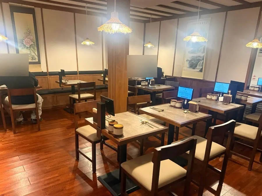 안옥 내부 한옥 인테리어와 좌석