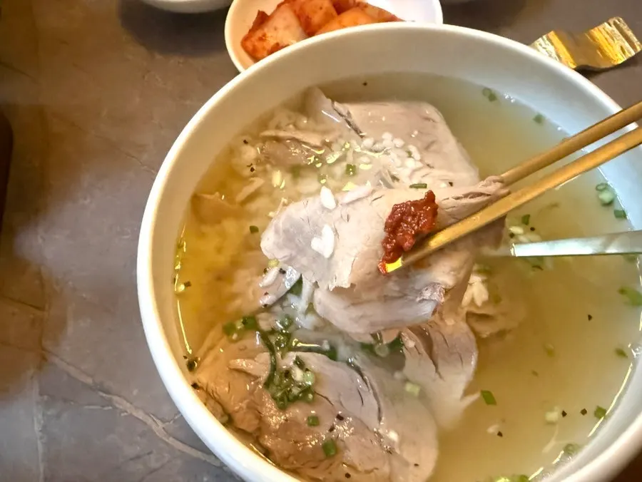 다대기에 찍어 먹는 곰탕 고기