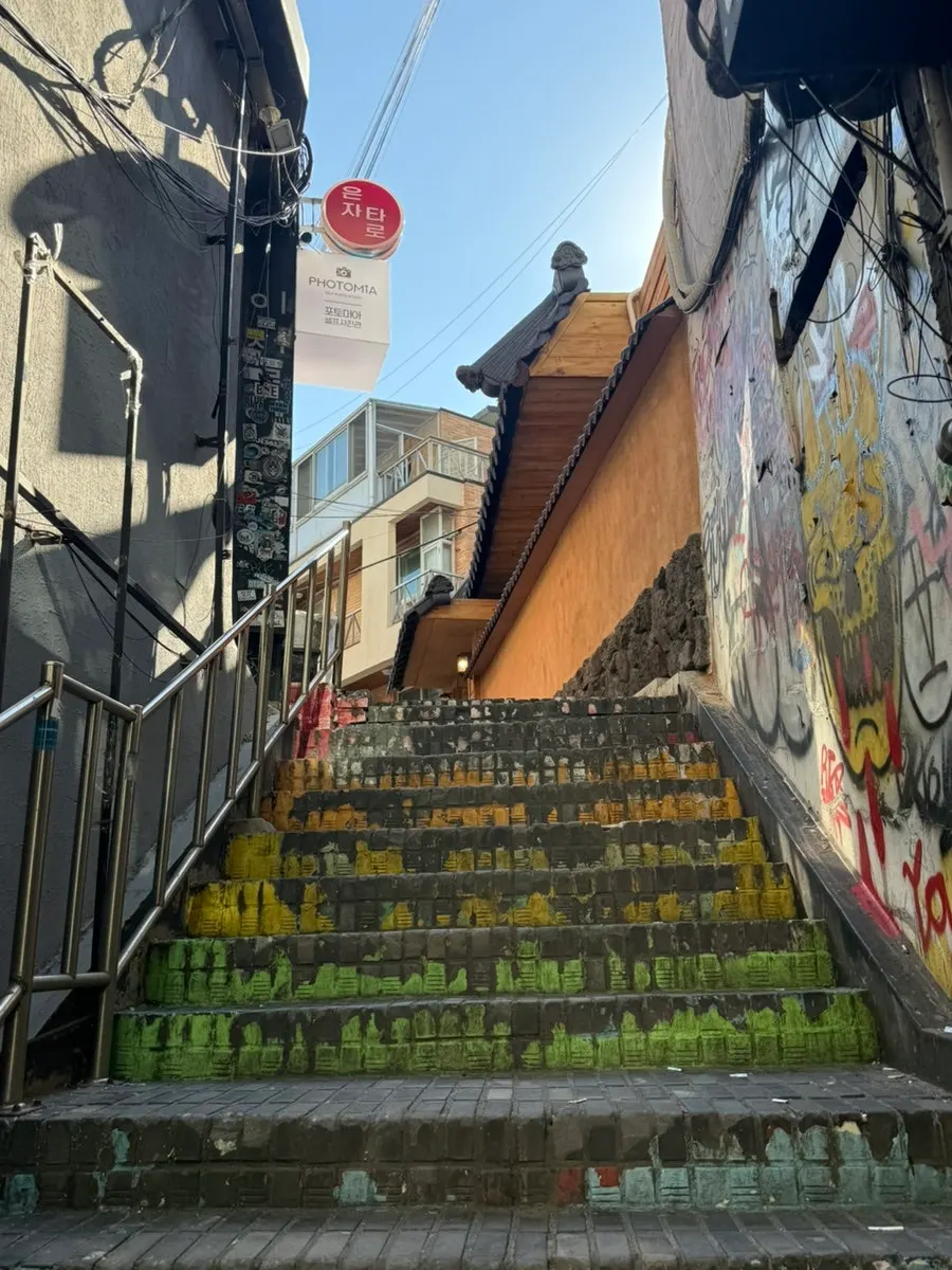 계단 위에 자리한 안옥 한옥 건물 세로 컷
