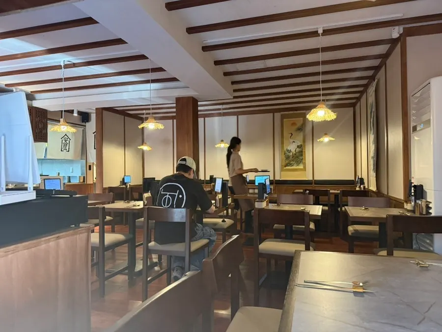 우드톤으로 꾸며진 안옥 홀 내부