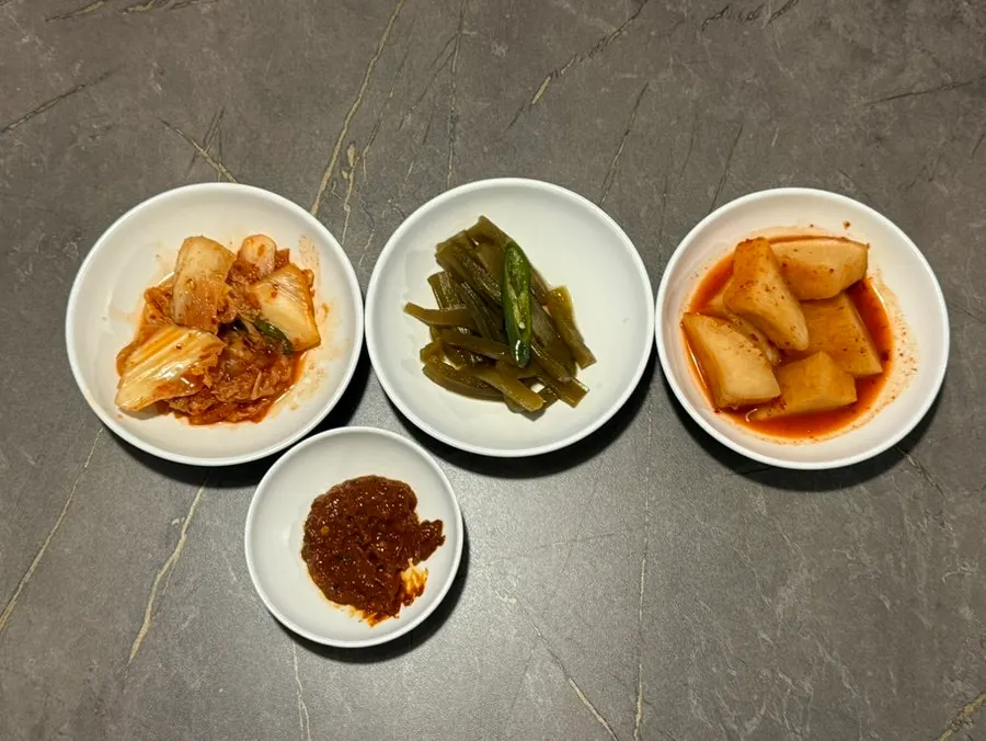 김치와 야채류로 세팅된 안옥 밑반찬