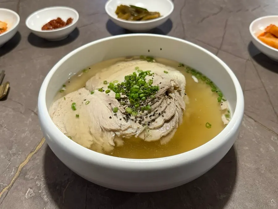 고기가 수북이 올라간 안옥 맑은 곰탕