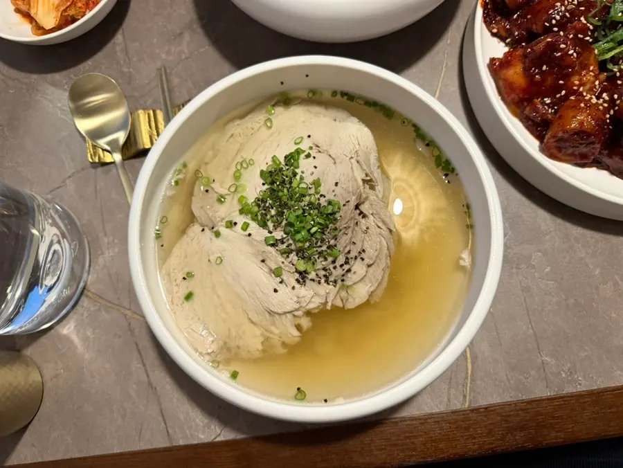 고기 아래 밥이 말아져 나온 맑은 곰탕