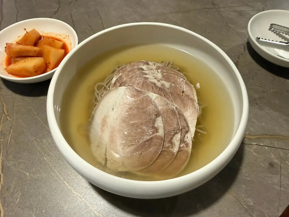 고기 고명이 올라간 안옥 물 평양냉면