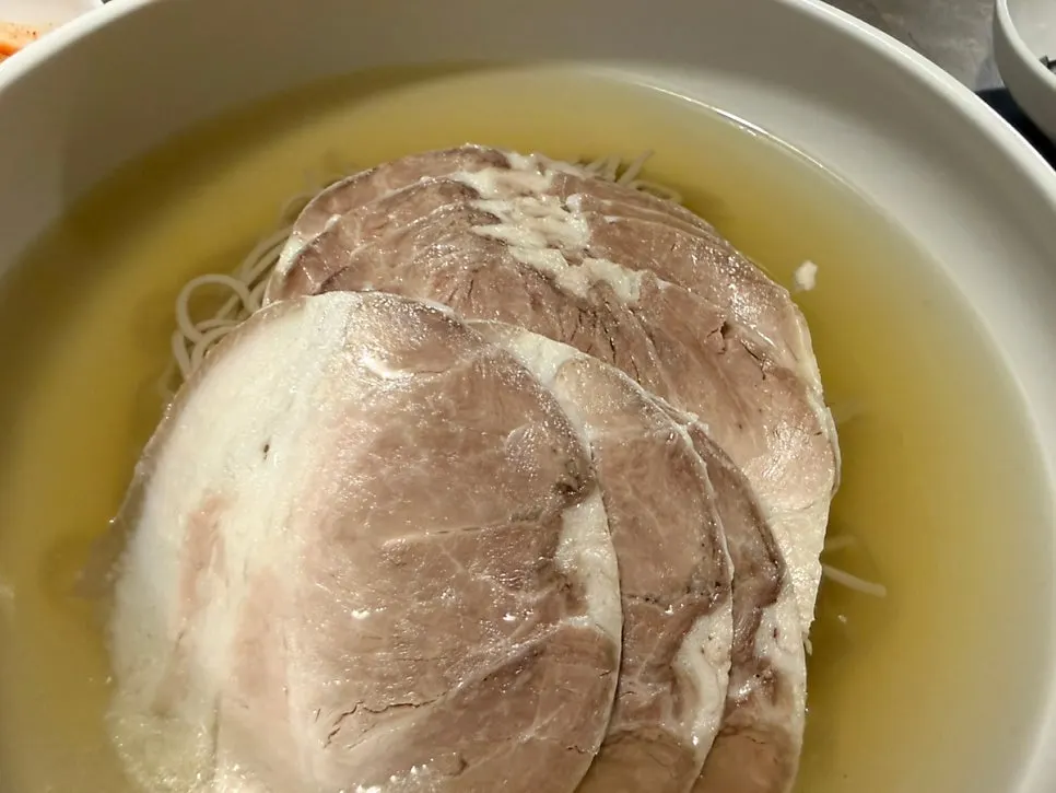 안옥 평양냉면 육수와 면 클로즈업