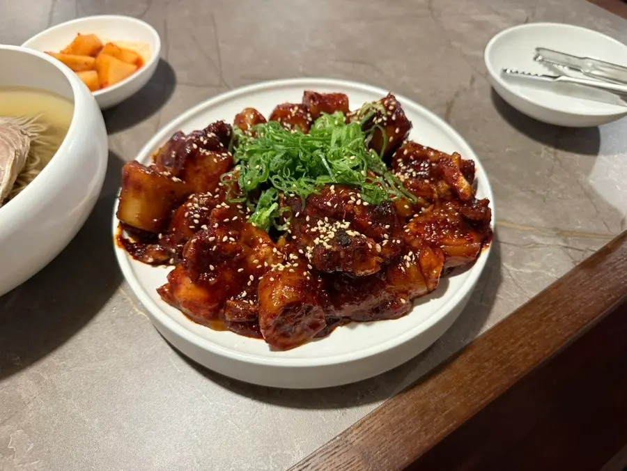 양 많은 안옥 돼지꼬리찜 한 접시