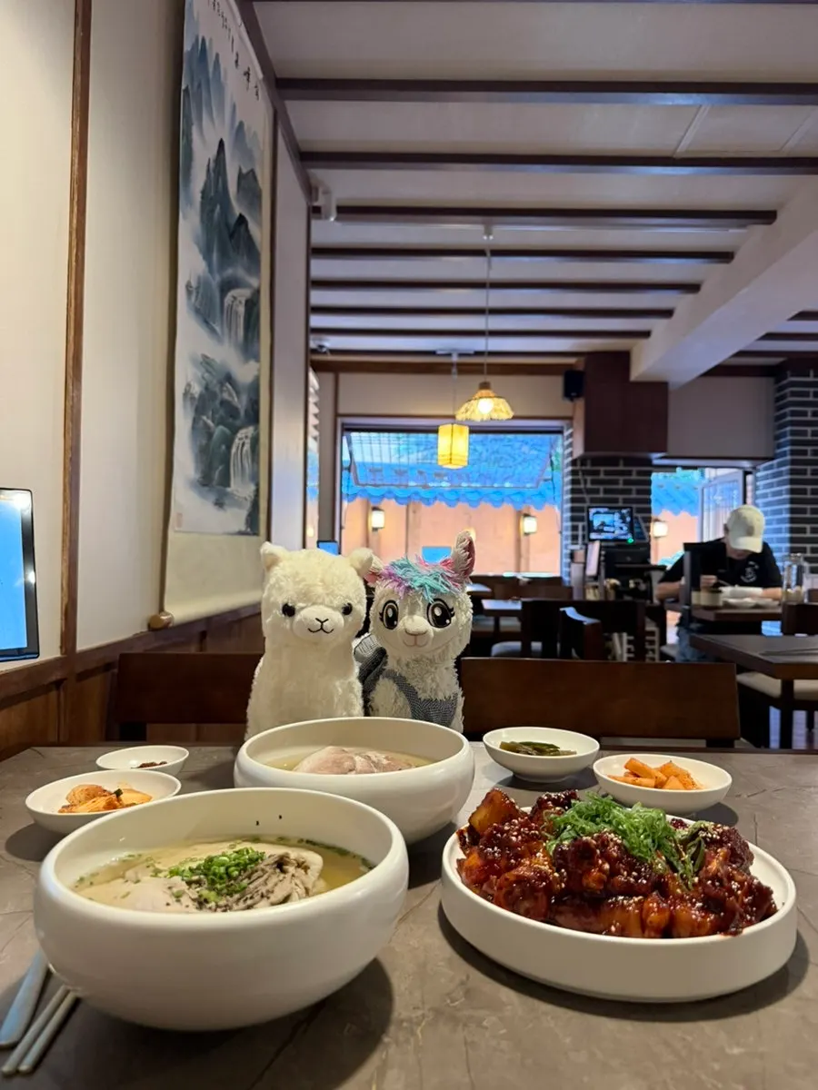 안옥 테이블에 차려진 곰탕과 냉면 상차림