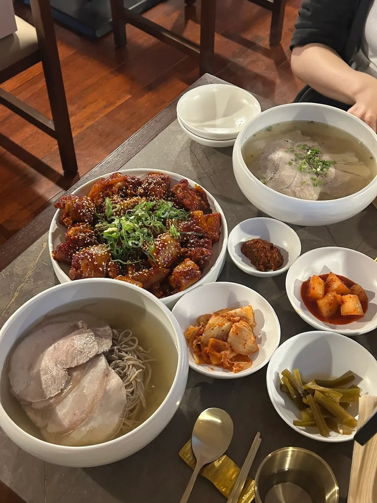 평양냉면과 맑은 곰탕, 돼지꼬리찜이 함께 놓인 상