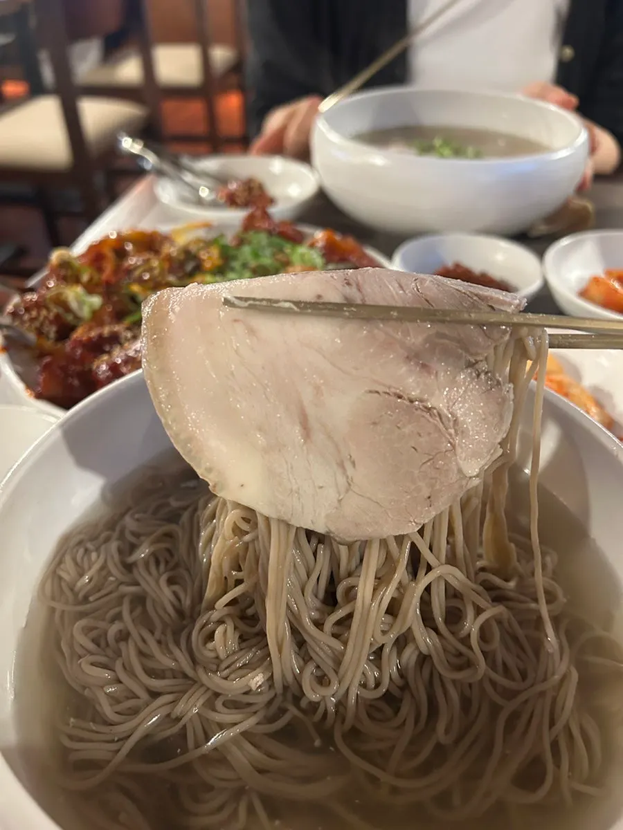 면을 들어올린 안옥 평양냉면