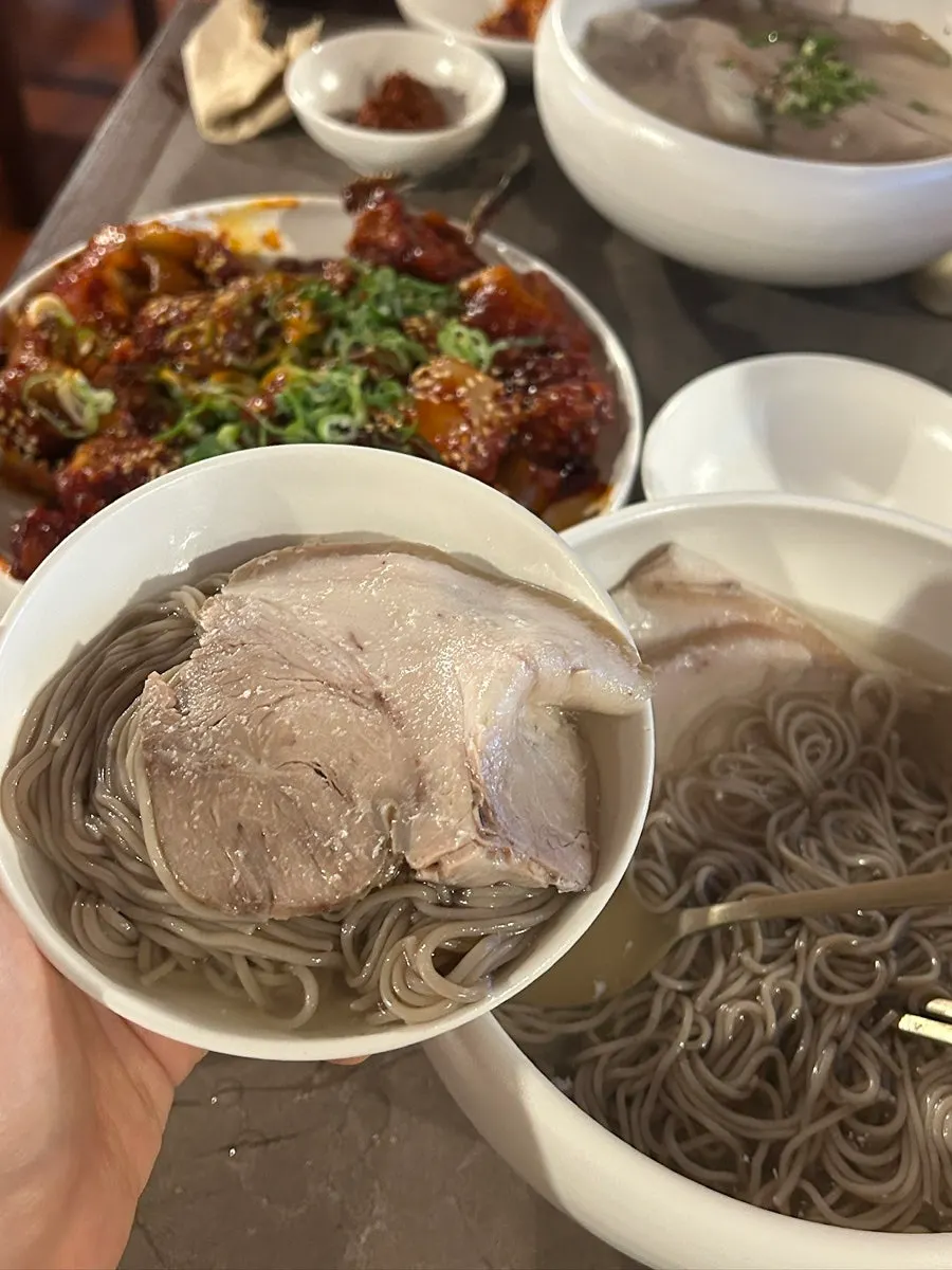 고기가 한가득 올라간 안옥 맑은 곰탕