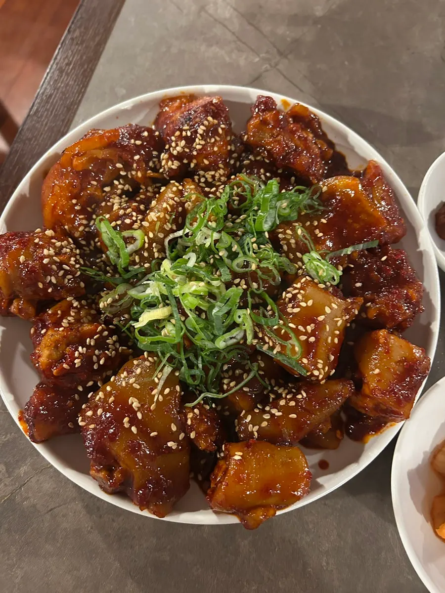 매콤달콤한 양념의 안옥 돼지꼬리찜