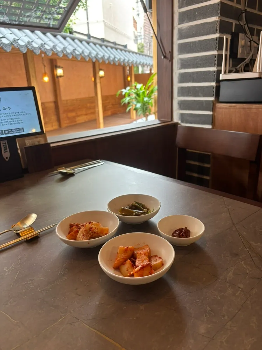 깍두기와 궁채 장아찌 등 안옥 기본 반찬