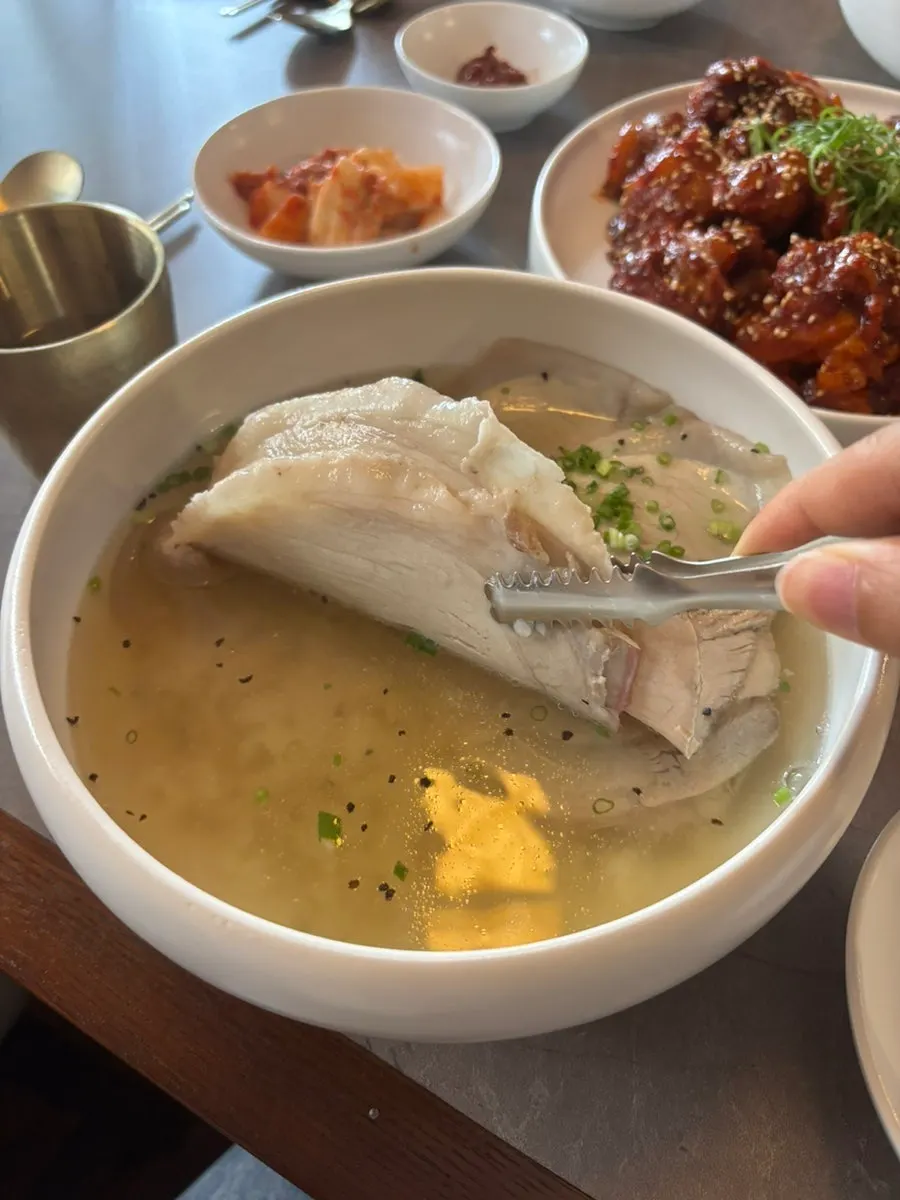 국물 아래에 밥이 들어 있는 안옥 곰탕