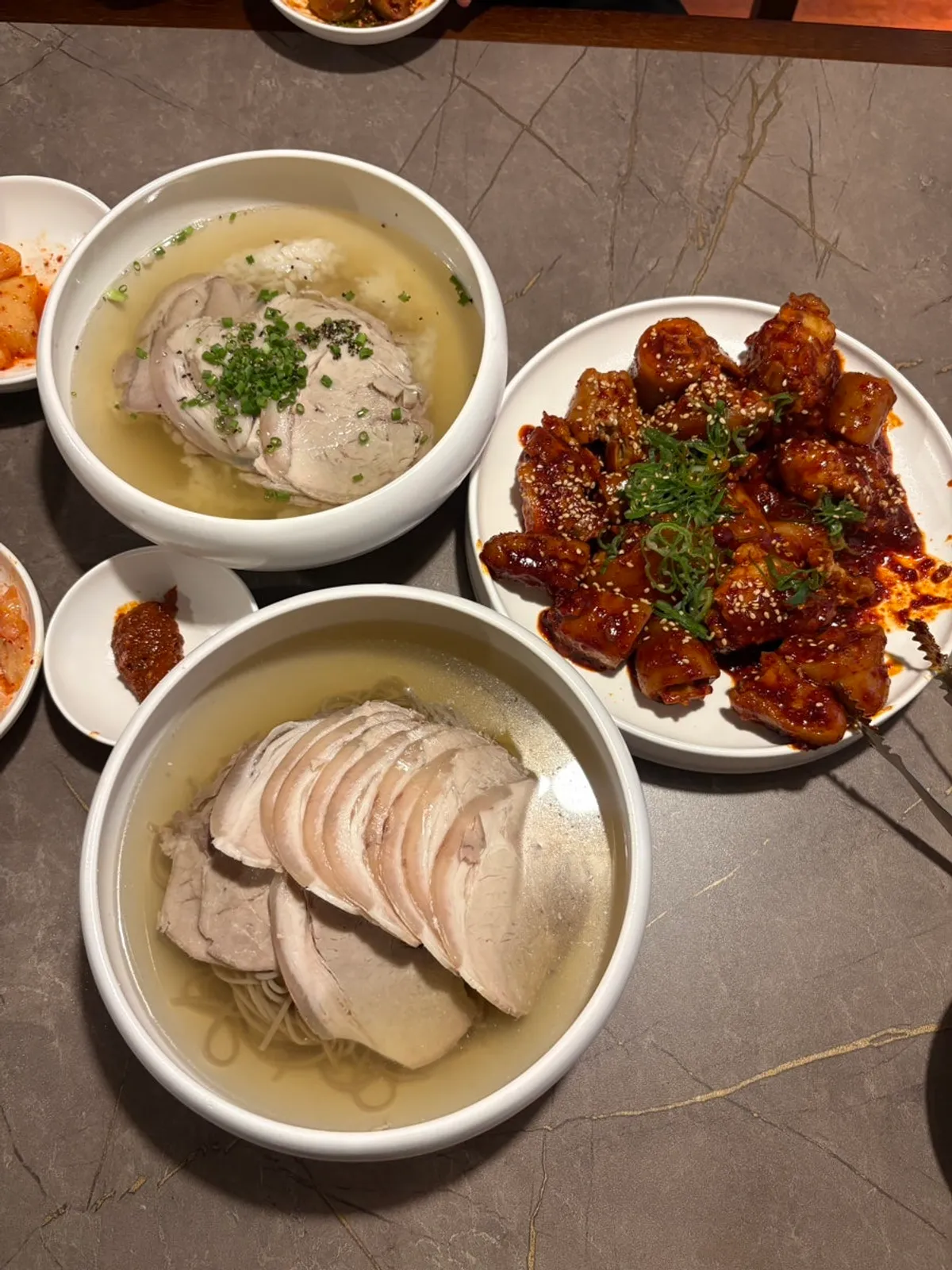 돼지꼬리찜과 평양냉면, 곰탕이 함께 차려진 안옥 한 상