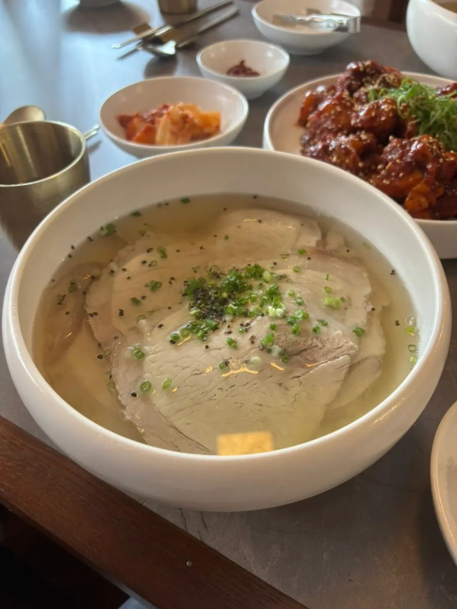 얇게 썰린 고기가 담긴 맑은 곰탕 속