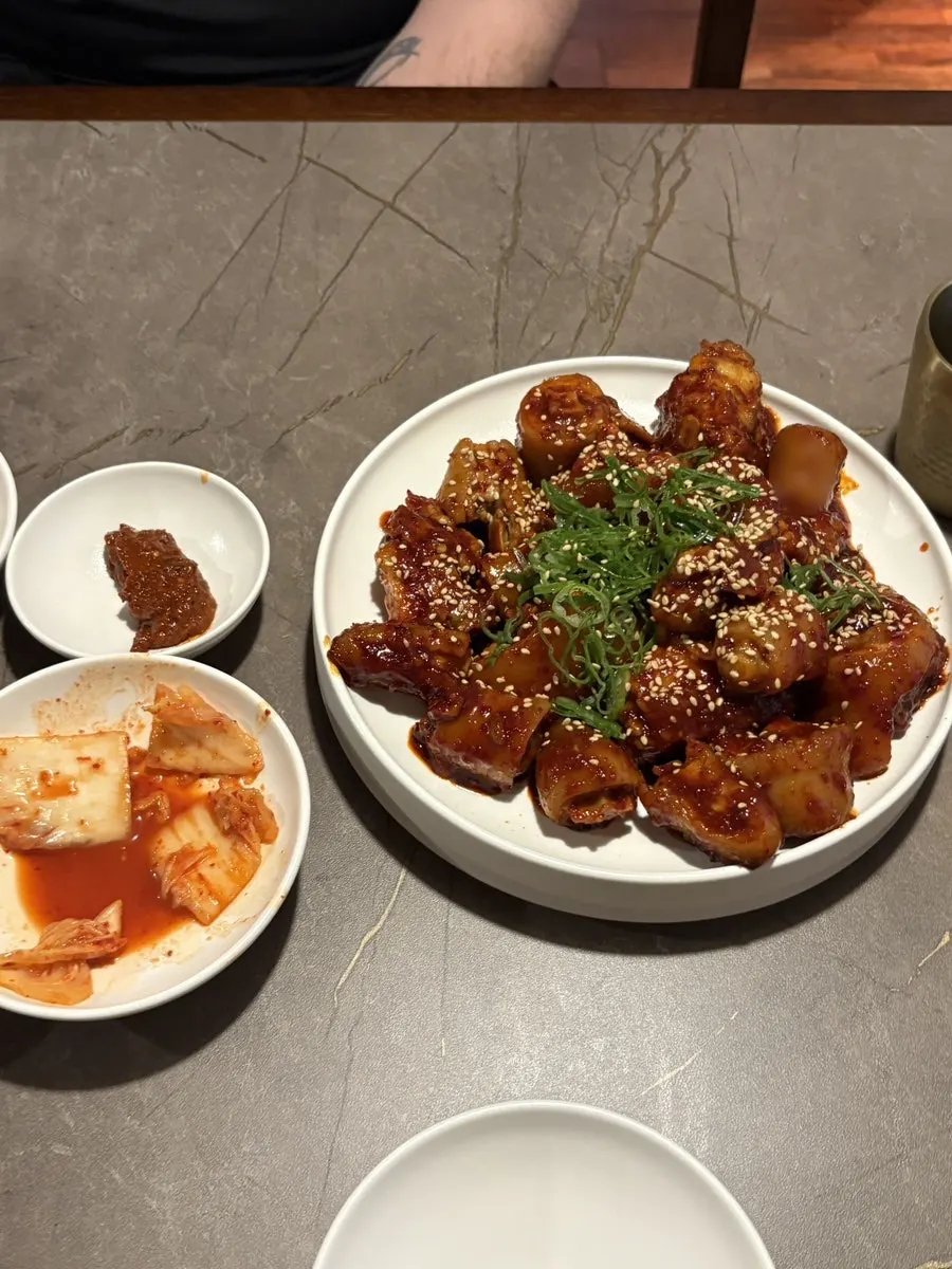 쫄깃한 식감의 안옥 돼지꼬리찜 클로즈업