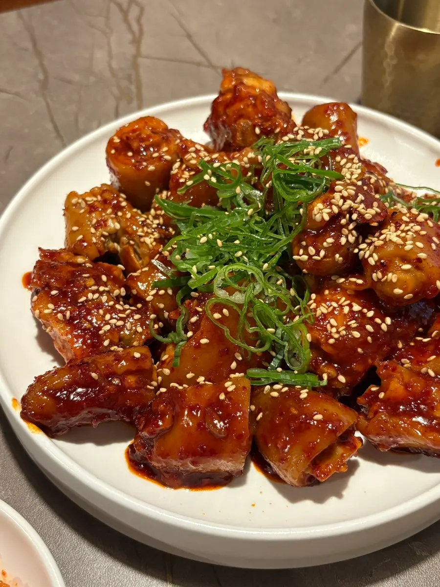 양념이 올라간 안옥 돼지꼬리찜
