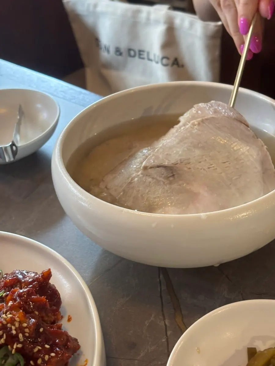 메밀 면과 고기가 올라간 안옥 평양냉면
