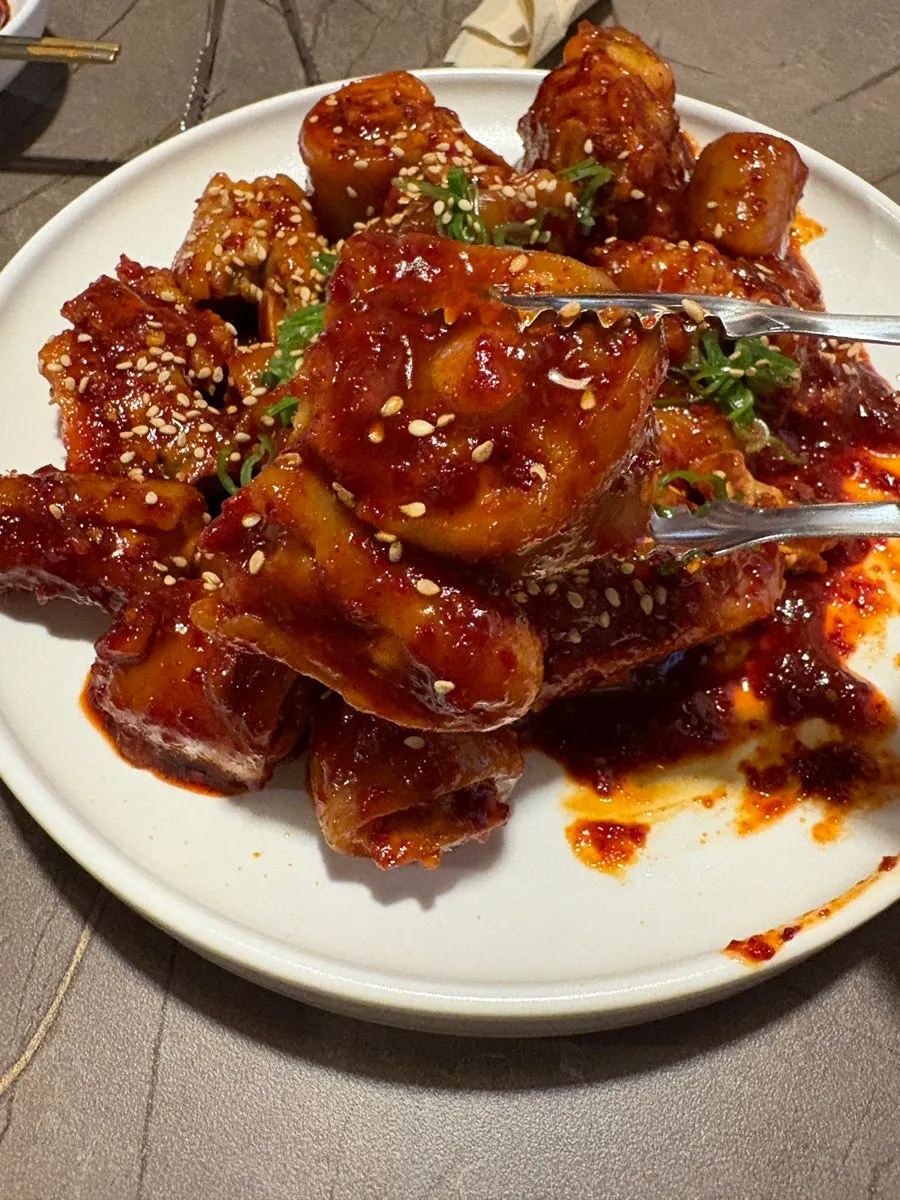술안주로도 어울리는 안옥 돼지꼬리찜