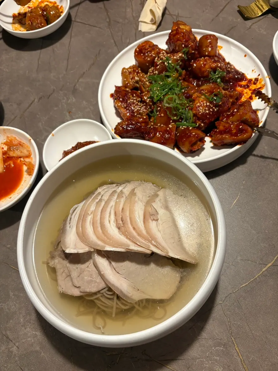 고기 토핑이 올라간 안옥 평양냉면