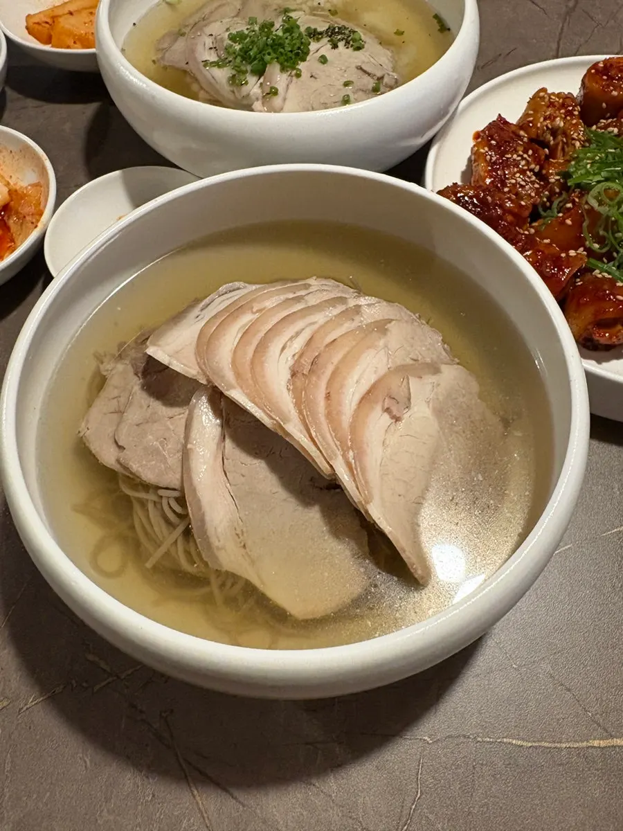 담백한 육수의 안옥 평양냉면 클로즈업