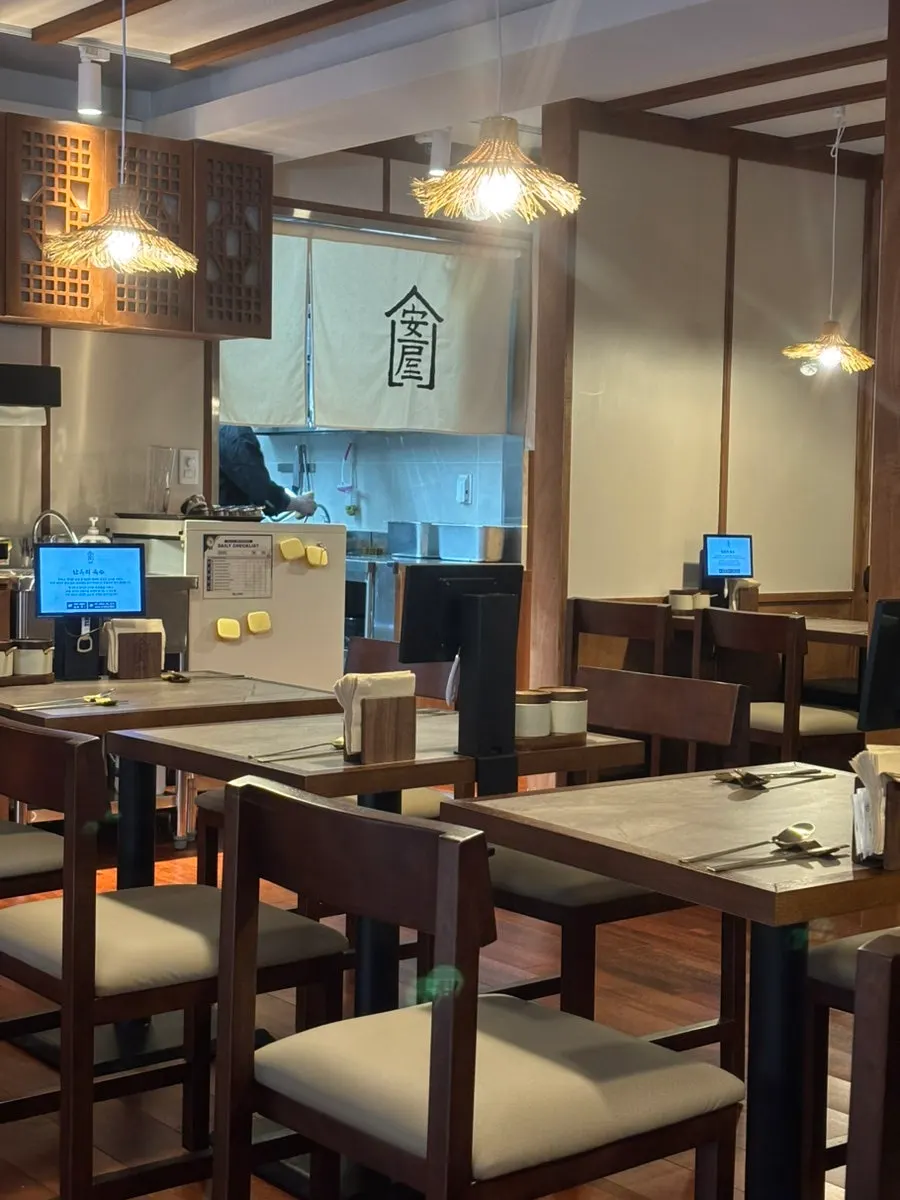 한옥 인테리어가 돋보이는 안옥 실내