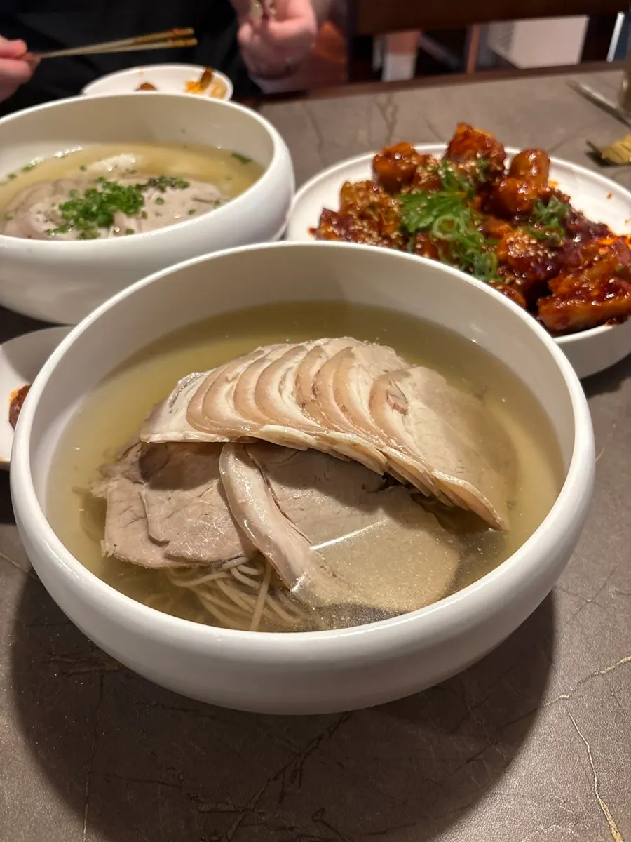 100% 메밀면을 들어 올린 안옥 평양냉면