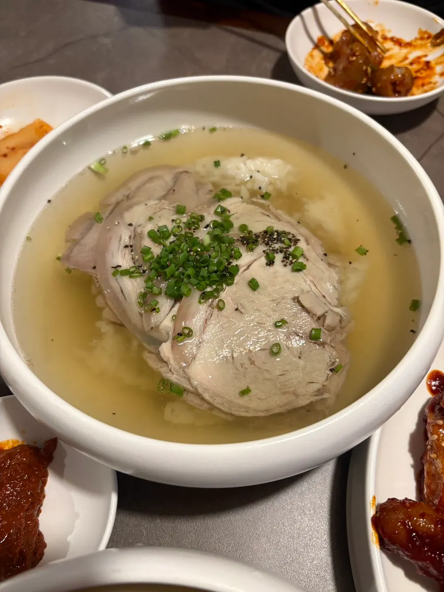 맑은 국물의 안옥 곰탕 한 그릇